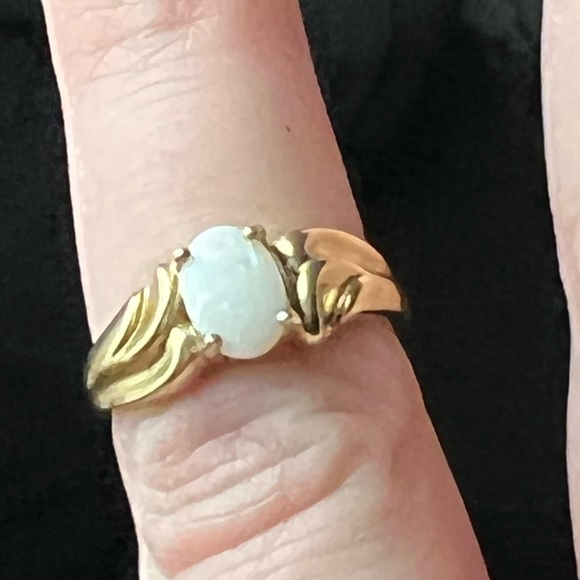 10k Yellow Gold Opal Ring - Picture 3 of 16